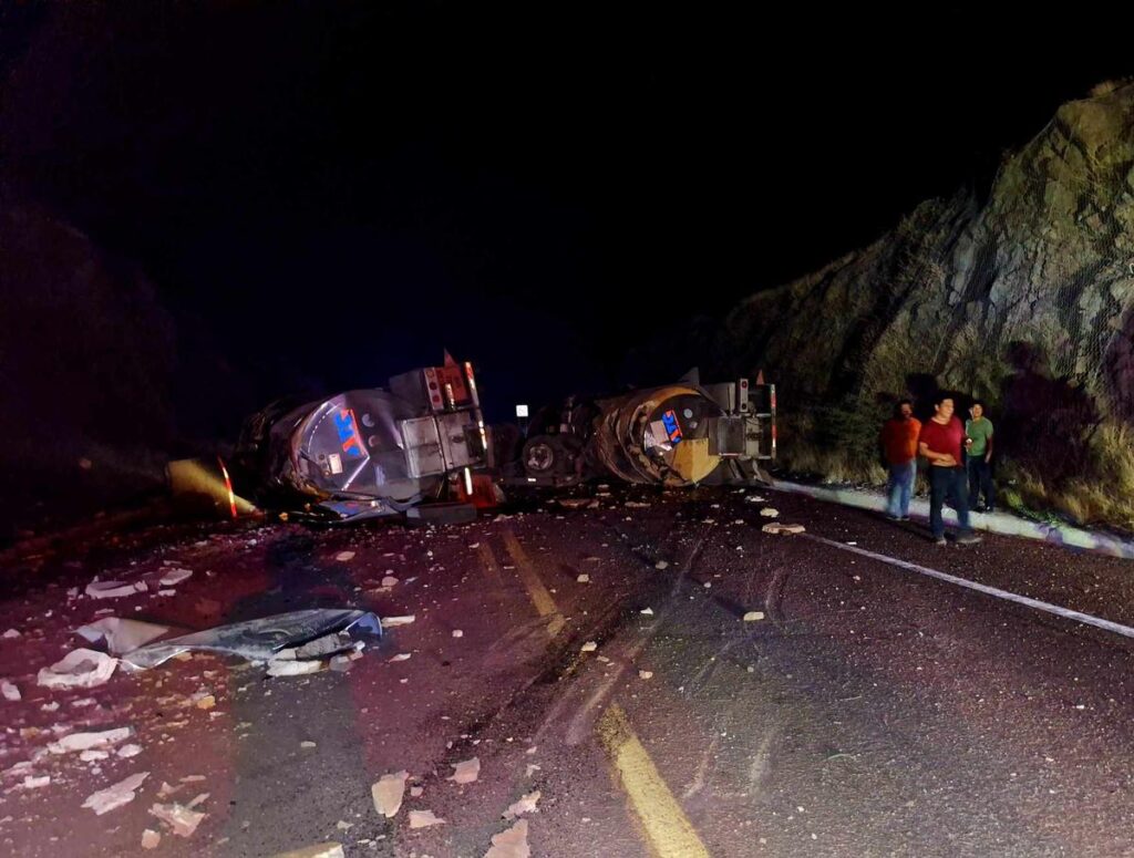 Siglo XXI Camión pipa accidente en la Siglo XXI; hay un transportista sin vida