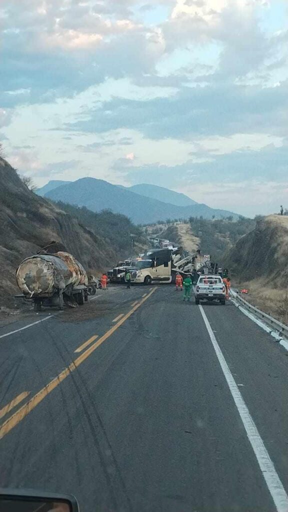 Siglo XXI Camión pipa accidente en la Siglo XXI; hay un transportista sin vida-2