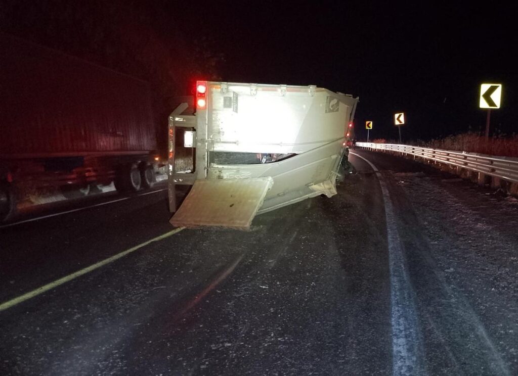 sobre la carretera Pátzcuaro-Cuitzeo reportan volcadura de tráiler