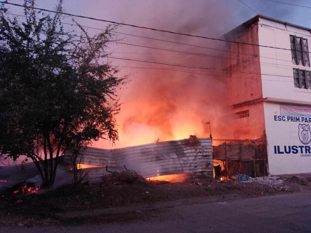 sofocan Incendio de maleza en lote baldío de Apatzingán