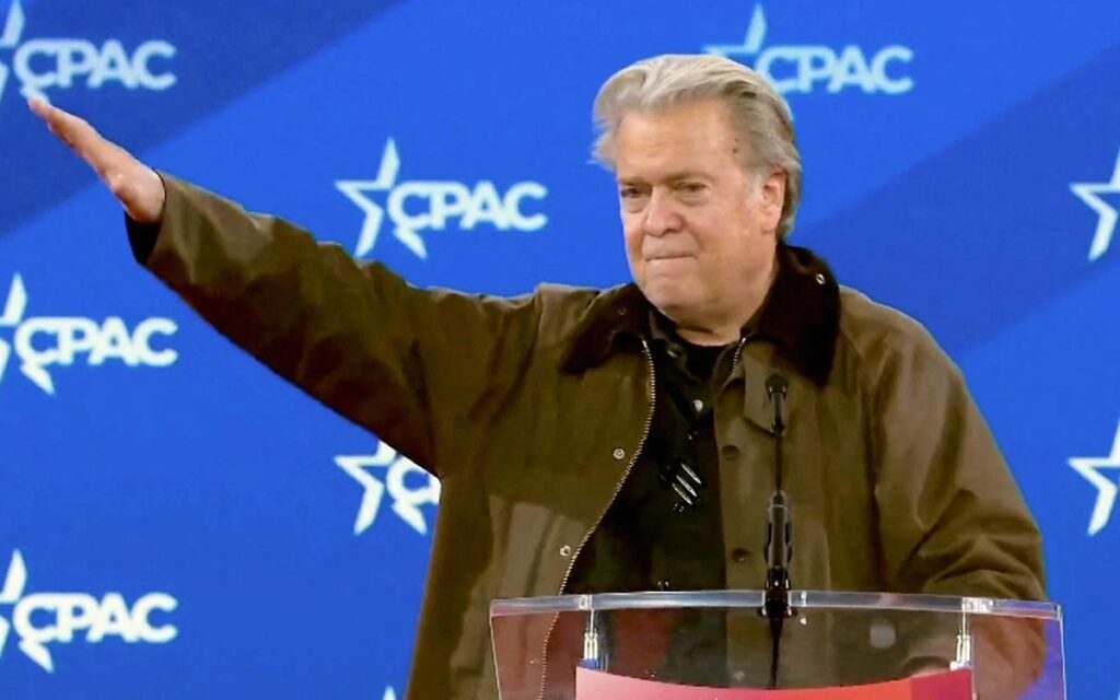 Steve Bannon, exasesor de Trump, hace el saludo nazi en conferencia ultraconservadora