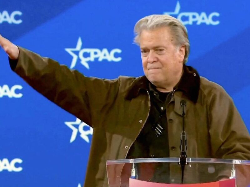 Steve Bannon, exasesor de Trump, hace el saludo nazi en conferencia ultraconservadora