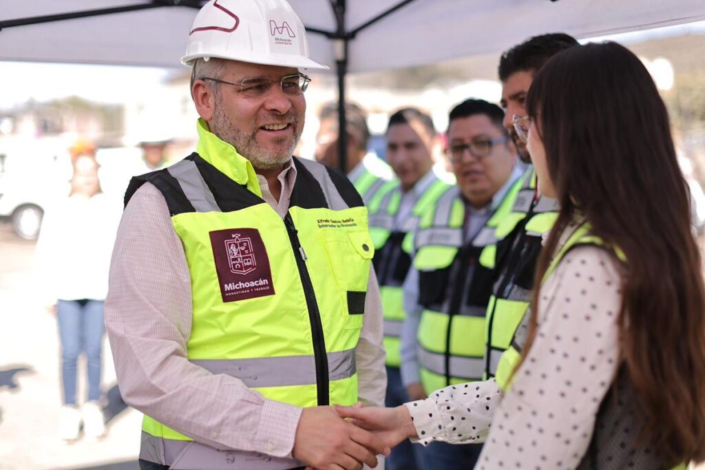 Supervisa Bedolla avance en del paso superior de Villas del Pedregal en Morelia