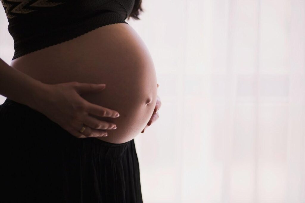 Tomar vitamina E durante el embarazo puede disminuir la alergias al maní en los niños