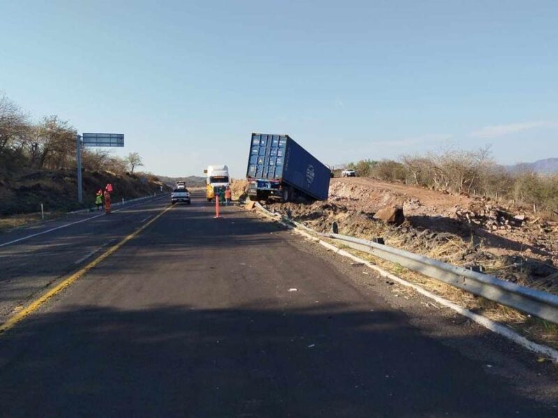 Trabajador autopista Siglo XXI atropellado por tráiler