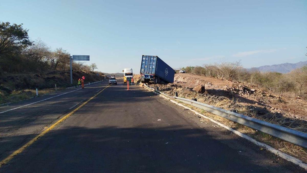 Trabajador autopista Siglo XXI atropellado por tráiler