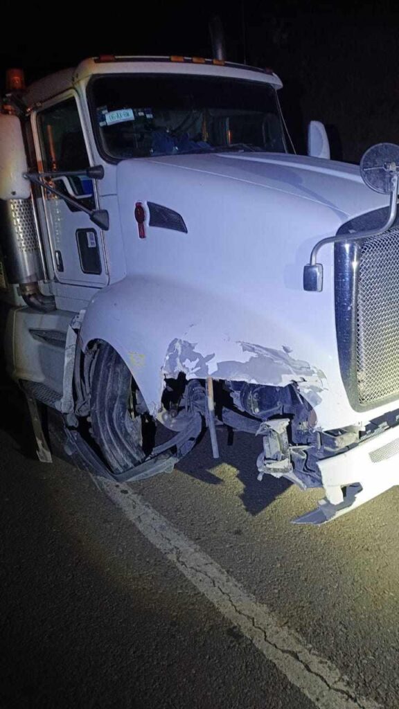 Tráiler choca con muro de contención en la Siglo XXI, no hay víctimas accidente 1