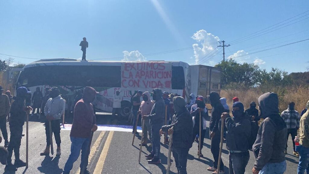 Tras desaparición de comuneros, bloquean carretera Jacona-Los Reyes en Michoacán