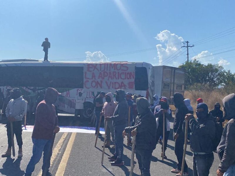 Tras desaparición de comuneros, bloquean carretera Jacona-Los Reyes en Michoacán