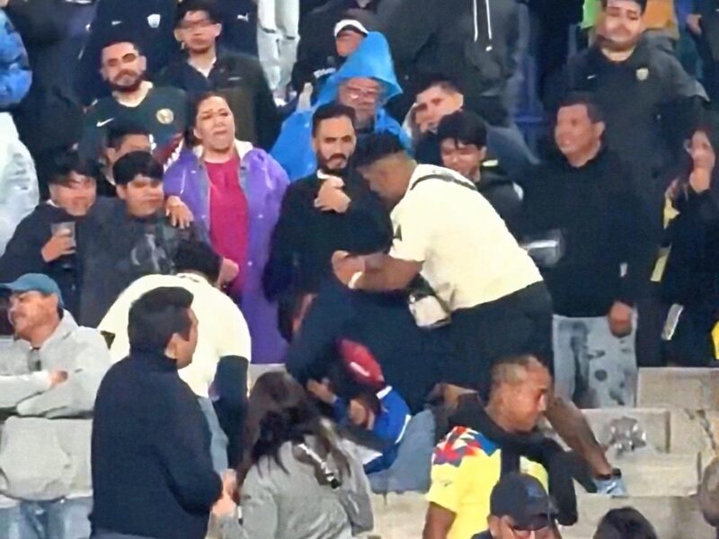 Video: Pelea entre aficionados en el Pumas vs América deja