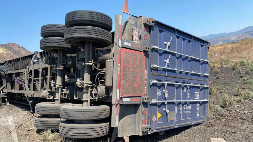 volcadura tráiler autopista Siglo XXI