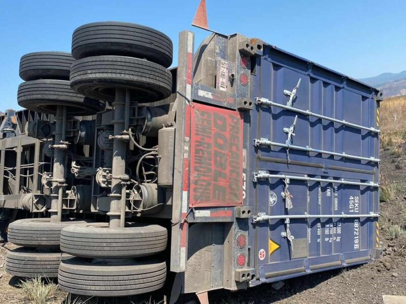 volcadura tráiler autopista Siglo XXI