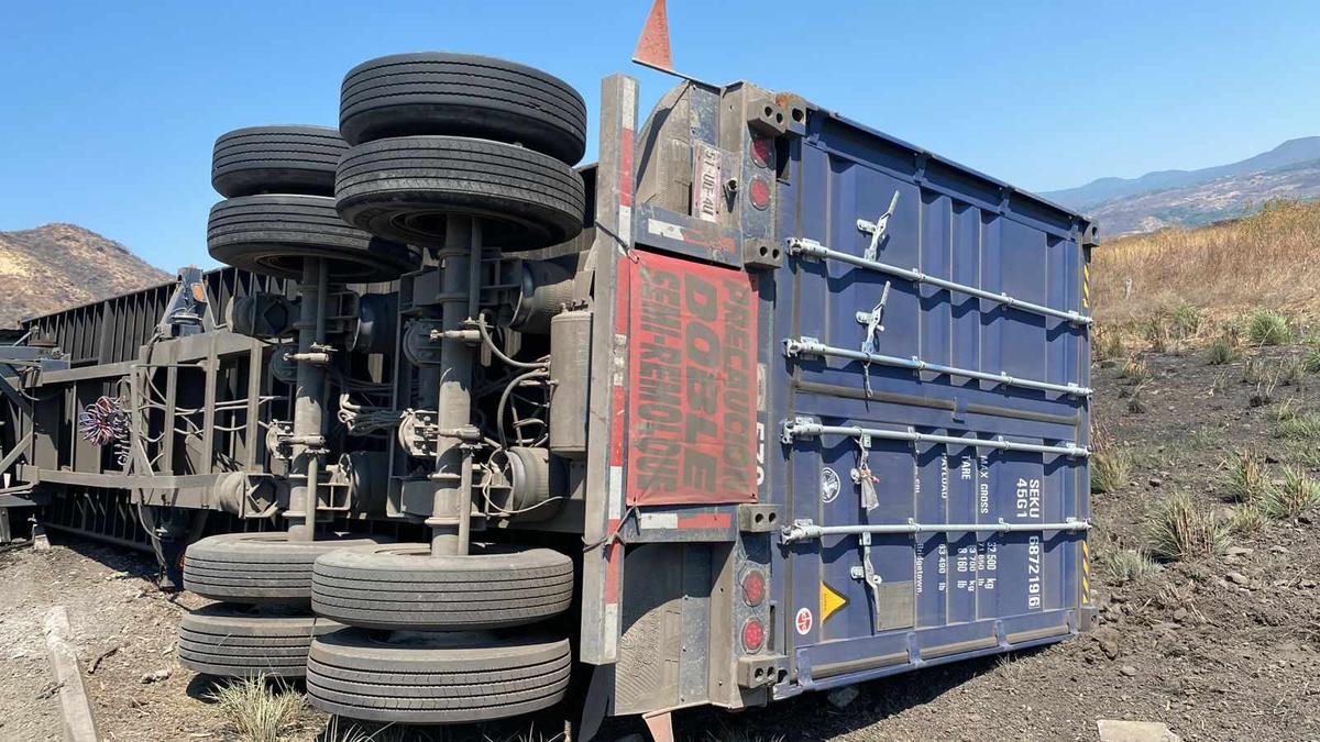 volcadura tráiler autopista Siglo XXI