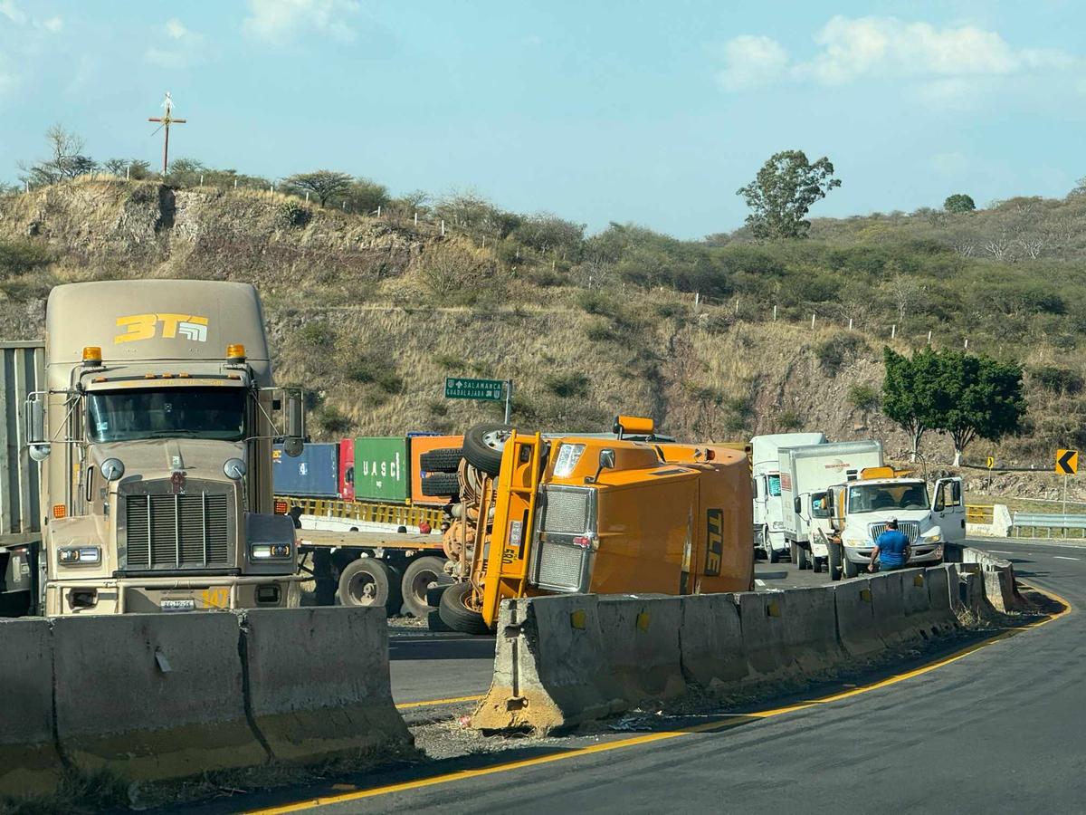 volcadura tráiler carretera Morelia Pátzcuaro