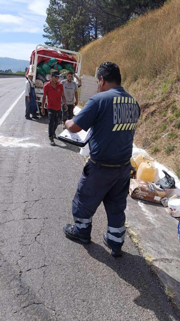 Volcaduras sobre Siglo XXI y la carretera libre Uruapan- Lombardía dejan sólo daños-1