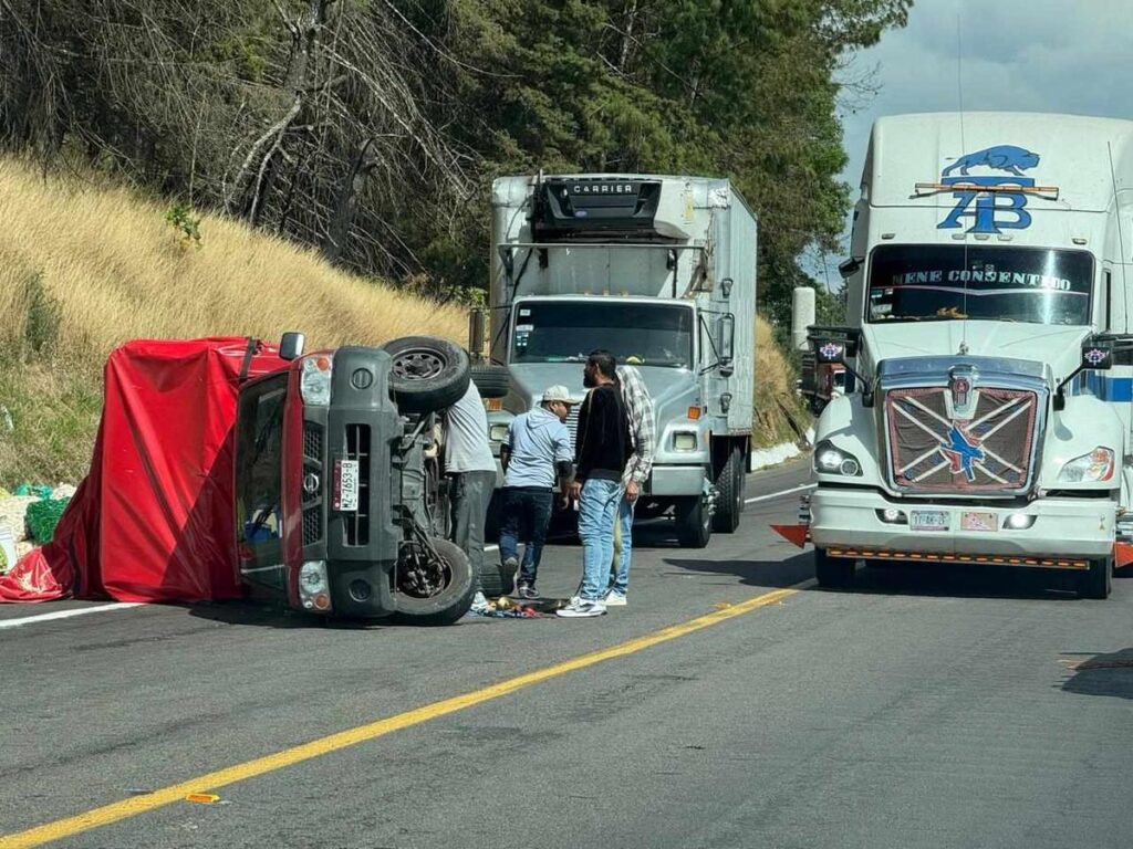 Volcaduras sobre Siglo XXI y la carretera libre Uruapan- Lombardía dejan sólo daños