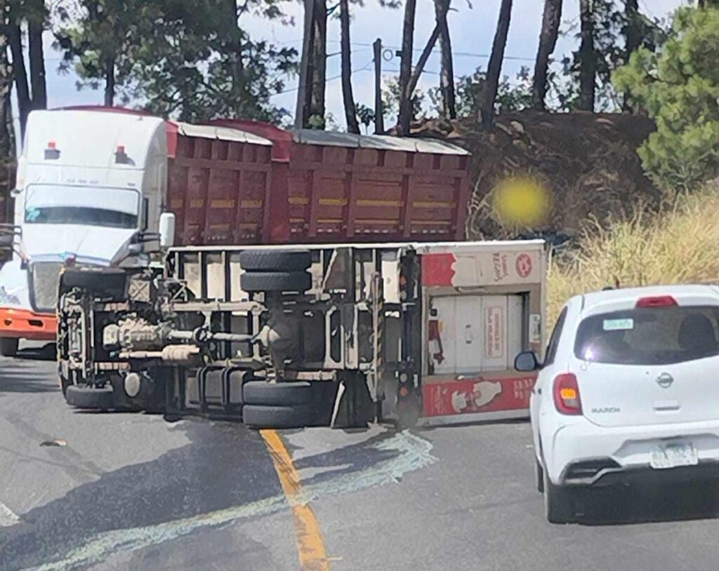 Volcaduras sobre Siglo XXI y la carretera libre Uruapan- Lombardía dejan sólo daños-2