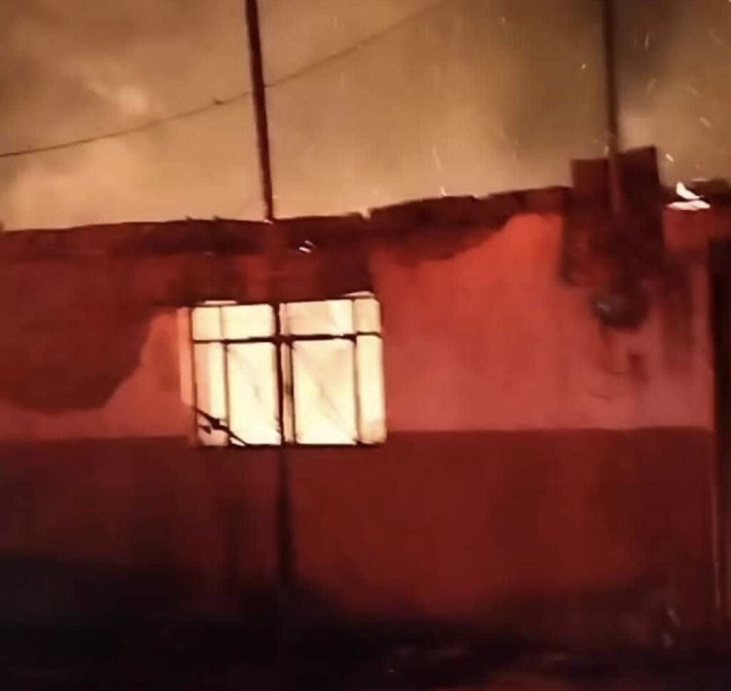 Incendio en la Colonia Ramón Farías de Uruapan, consume una vivienda: no hubo lesionados 