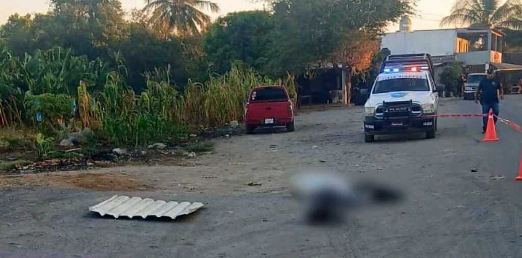 Abandonan cadáver emplayado y decapitado en Coahuayana