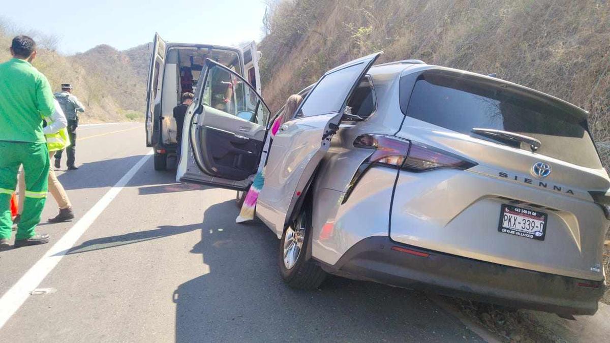 Accidente Autopista Siglo XXI: Camioneta impacta contra barra de contención