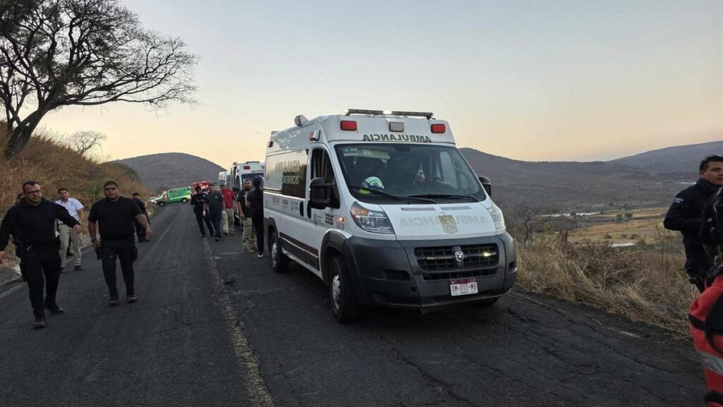 Accidente de camión de pasajeros, se va un desnivel en la carretera Jacona - Jiquilpan-5