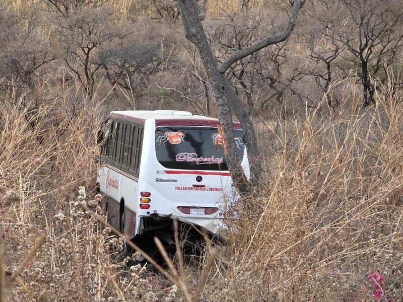 Accidente de camión de pasajeros, se va un desnivel en la carretera Jacona - Jiquilpan