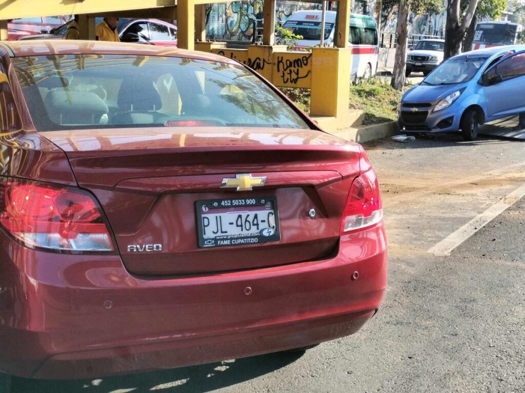 Accidente de choque de 2 autos se registra en la avenida Madero Poniente de Morelia