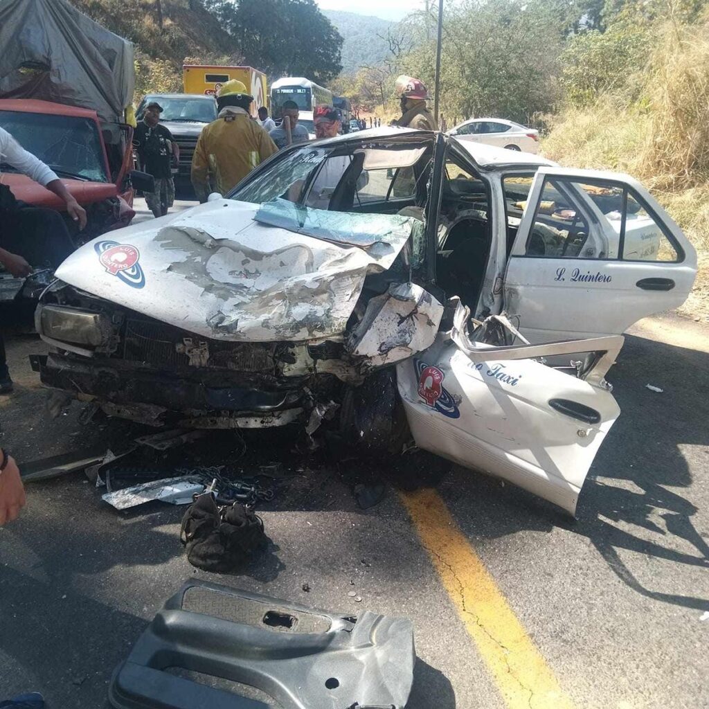 Accidente en la carretera libre Uruapan-Lombardía deja dos heridos 1