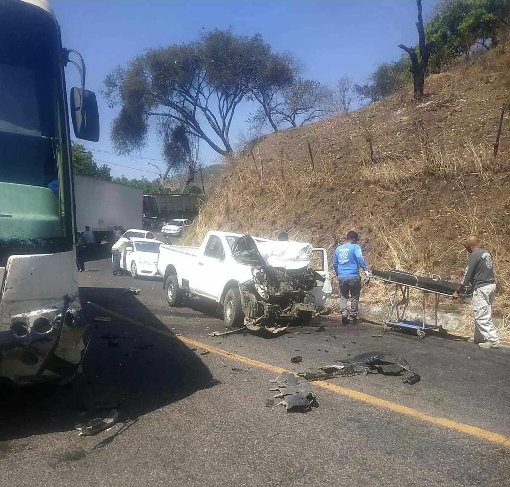 Accidente en la carretera Uruapan Lombardía; Dos heridos 1