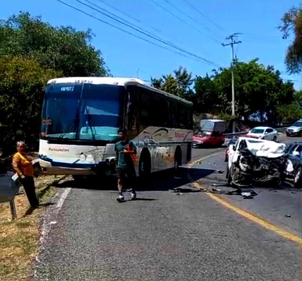 Accidente en la carretera Uruapan Lombardía; Dos heridos