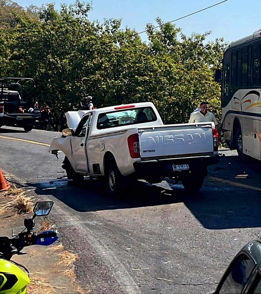 Accidente en la carretera Uruapan Lombardía; Dos heridos 2