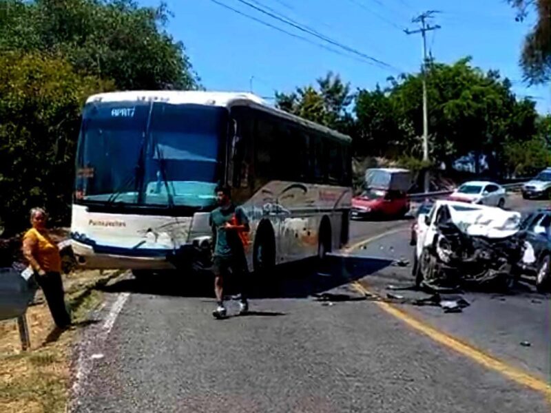 Accidente en la carretera Uruapan Lombardía; Dos heridos