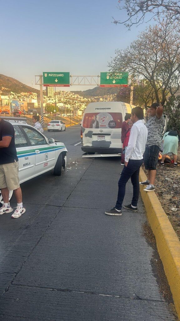 accidente en Morelia Choca taxi contra combi en el libramiento-1