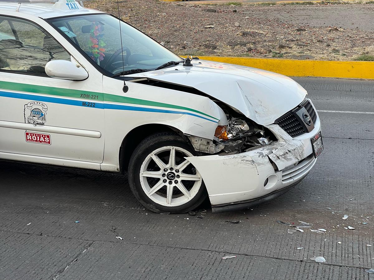 accidente en Morelia Choca taxi contra combi en el libramiento