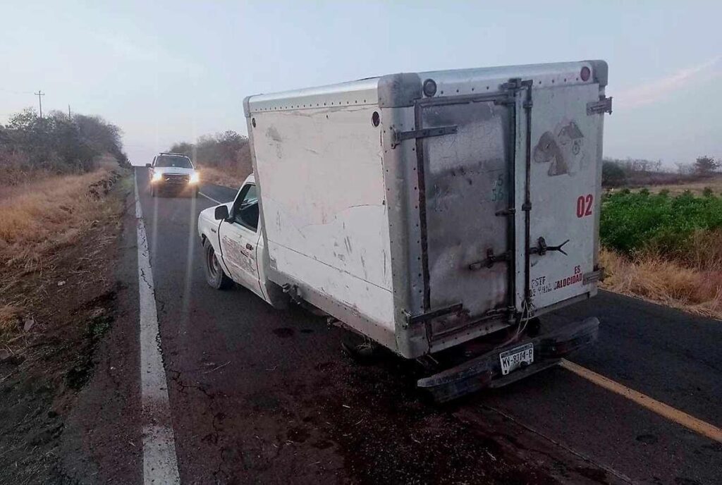 Accidente sobre la Buenavista - Apatzingán deja 2 muertos y 2 heridos