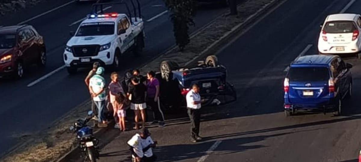 accidente Vuelca otro vehículo en la Morelia-Salamanca