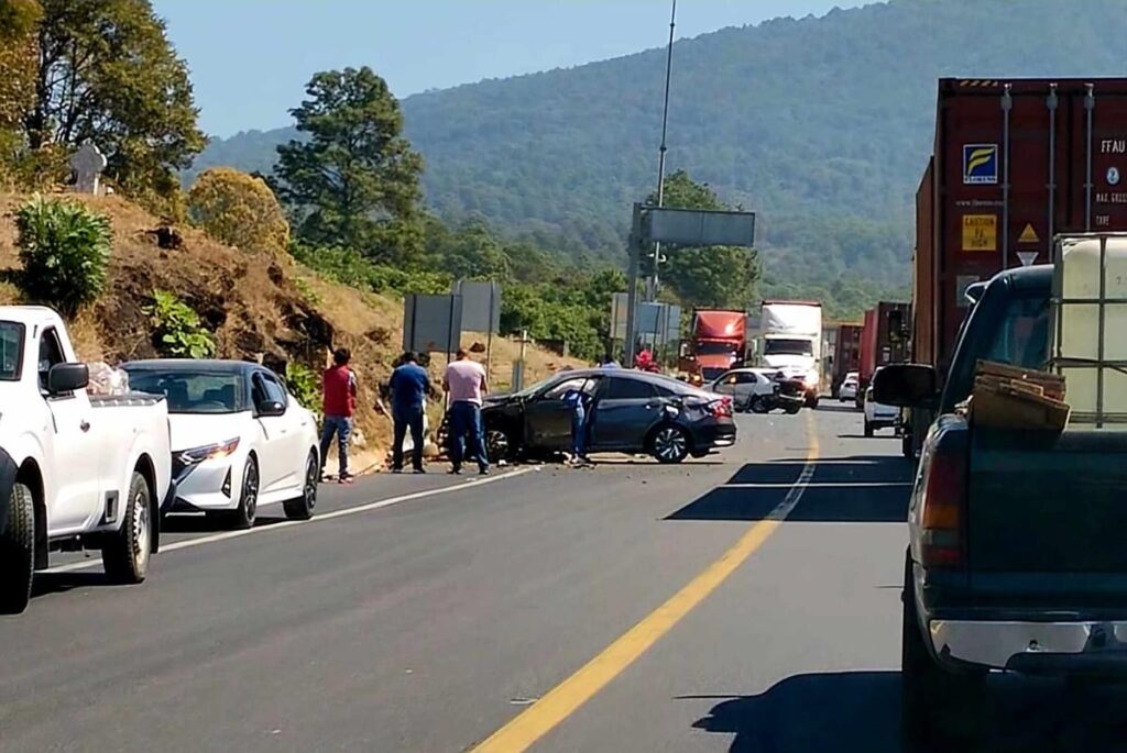 Aparatoso choque en la autopista Siglo XXI deja dos lesionados-1