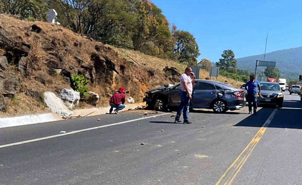 Aparatoso choque en la autopista Siglo XXI deja dos lesionados