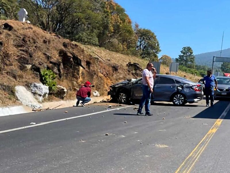 Aparatoso choque en la autopista Siglo XXI deja dos lesionados