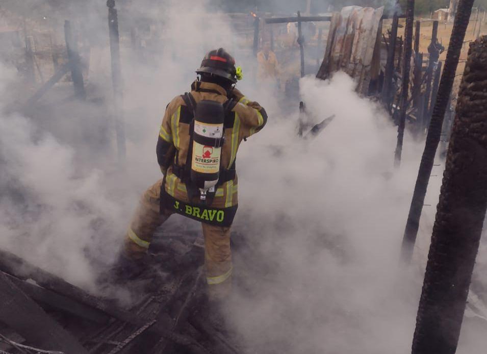 Arde casa de madera en incendio en la colonia El Polvorín, Morelia