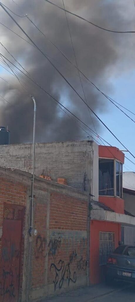 Arde domicilio en la colonia Wenceslao Victoria de Morelia