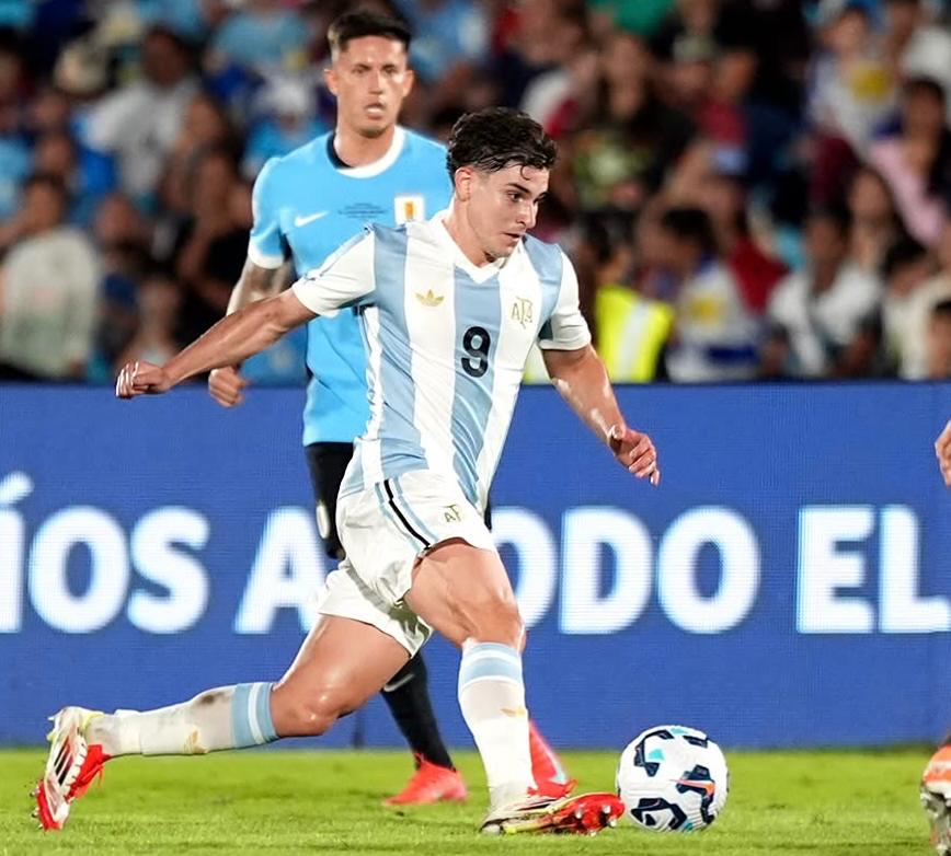 Argentina gana sin Messi ante Uruguay 2