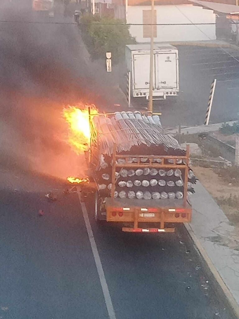 Ataque contra Guardia Nacional en la México – Guadalajara desata quema de vehículos-15