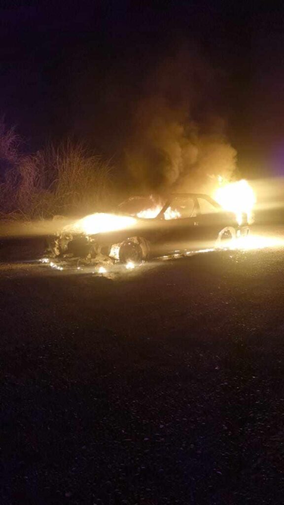 Auto arde en llamas en la autopista Siglo XXI