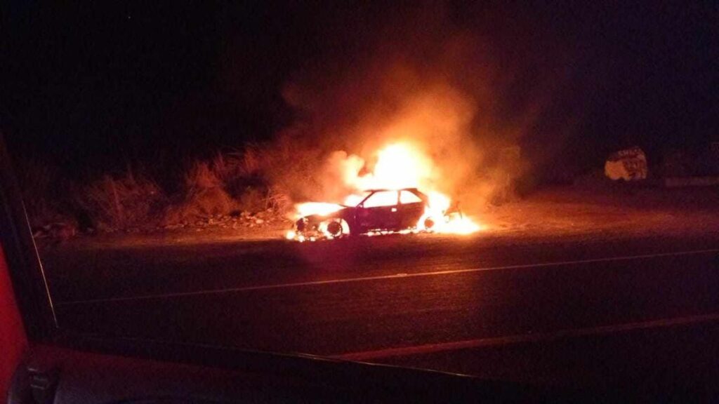 Auto queda incendiado en la autopista Siglo XXI tras accidente