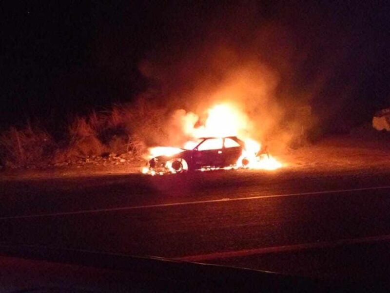 Auto queda incendiado en la autopista Siglo XXI tras accidente