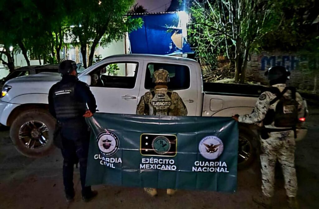 Autoridades aseguran tres camionetas robadas y armamento, en El Molinito