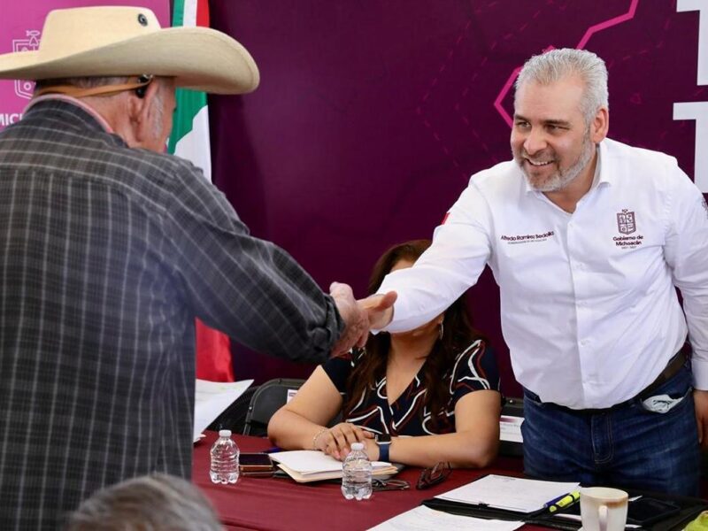 Bedolla atiende solicitudes ciudadanas en Venustiano Carranza, Michoacán