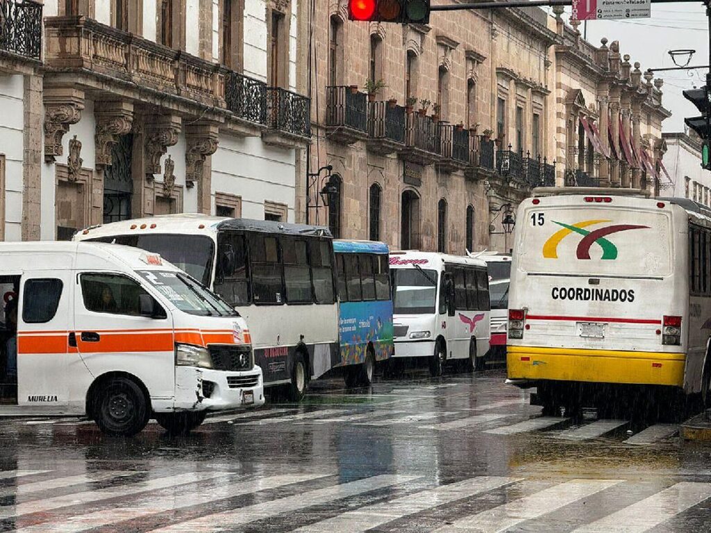 Bedolla descarta aumento en tarifas del transporte público en Michoacán