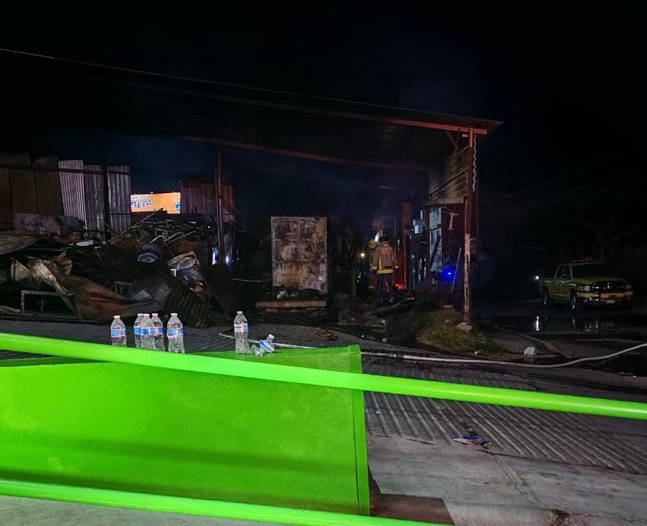 Bomberos apagan incendio en recicladora en colonia Trincheras de Morelia